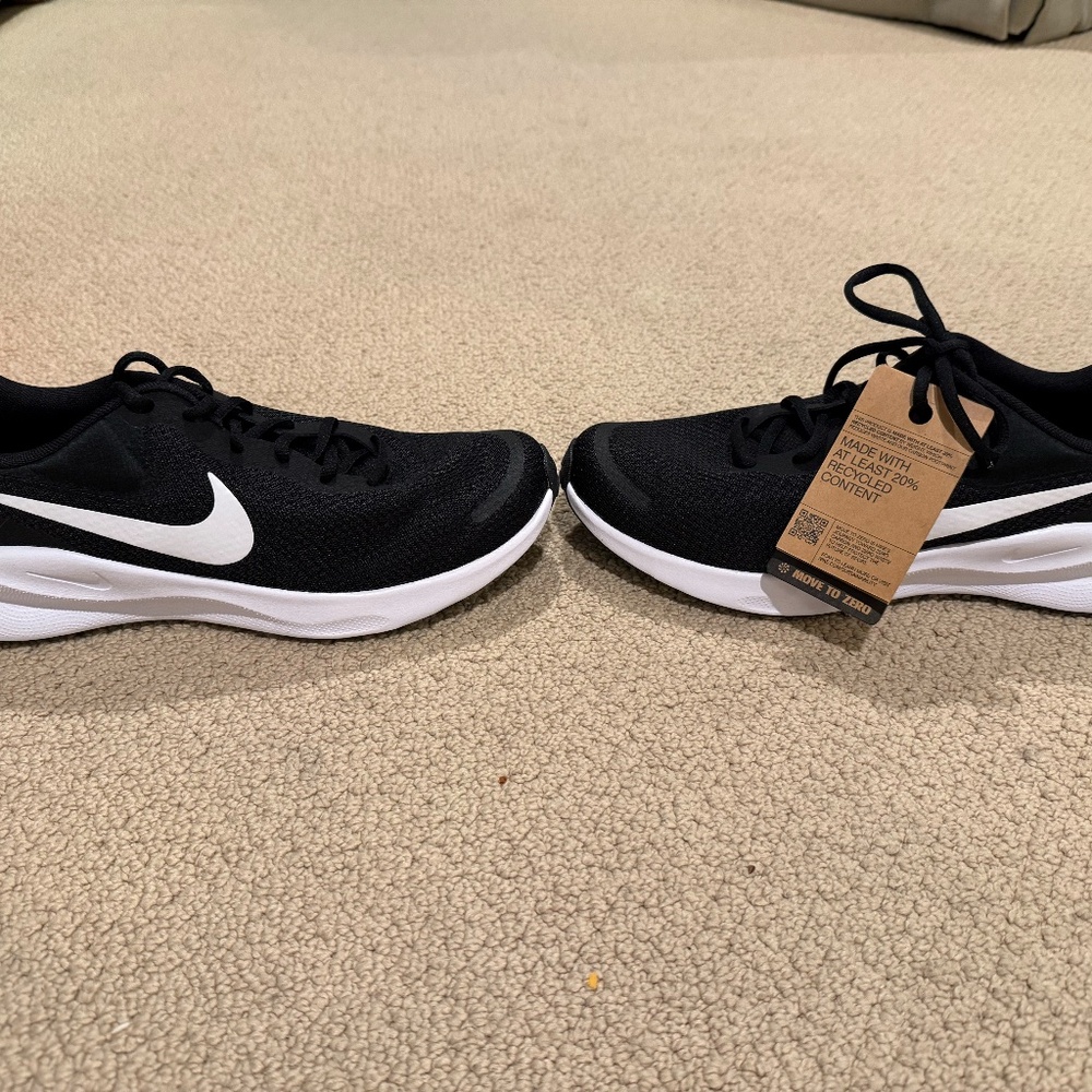 BNIB - Nike Revolution 7 Mens Size 11 Black & White